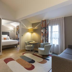 Queen Suite with Sofa Bed and River View - Non-Smoking