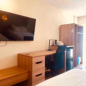 Room with One Queen bed - Second Floor (Nonsmoking room)
