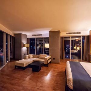 One-Bedroom King Suite - Top Floor