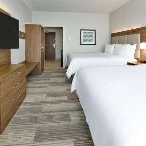Standard Queen Room with Two Queen Beds and Mobility Accessible Tub