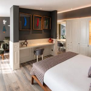 Deluxe Suite with Spa Bath