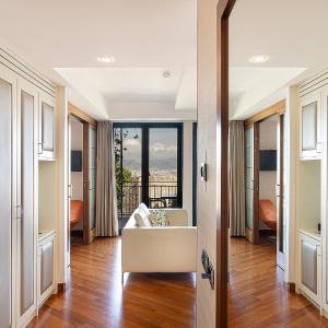 Serien Suite with Partial Sea View