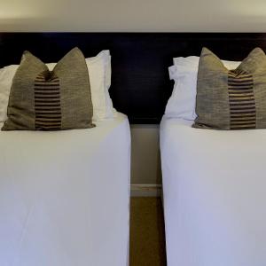 Classic King Room with Walk-In Shower and Grab Bar - Disability Access/Non-Smoking
