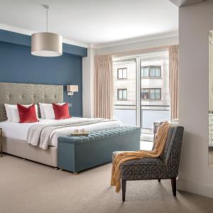 Deluxe Two-Bedroom Apartment with Garden View