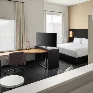 King Studio with Sofa Bed and Roll-in Shower - Mobility Accessible