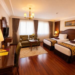 Deluxe Queen Suite