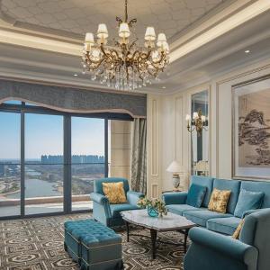 One-Bedroom King Suite with Lake View