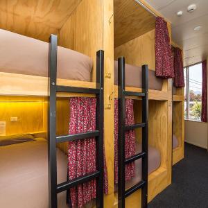 8 Bed Mixed Dorm with toilet – Queen Pod