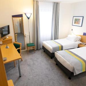 Standard Twin Room with Two Single Beds - Mid Floor