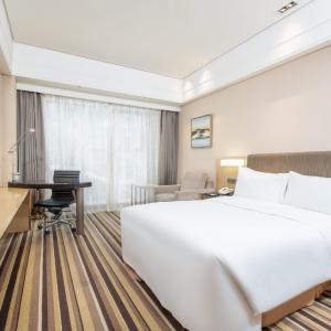 Queen Room with Atrium View