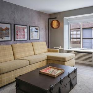 1 Bedroom Suite, 1 King, Courtyard view
