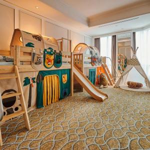 One-Bedroom Family Suite with Club Access