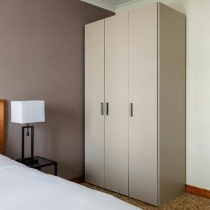 One-Bedroom Large Apartment with One Queen Bed, Sofa Bed and Garden View