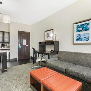 Queen Studio Suite with Bath Tub - Mobility Accessible - Non-Smoking