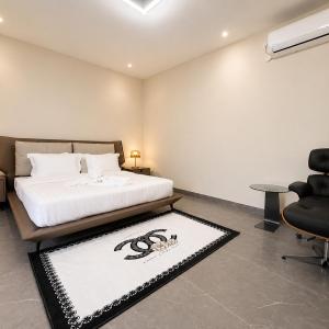Deluxe One-Bedroom Apartment