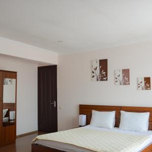 Suite with Mountain View