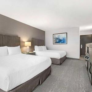 Queen Room with Two Queen Beds with Ocean View and Bath Tub - Disability Access