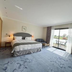 Junior Suite, stays of 2 consecutive nights or more，once romantic candlelight dinner delivered to your balcony + bottle of red wine and romantic decoration 