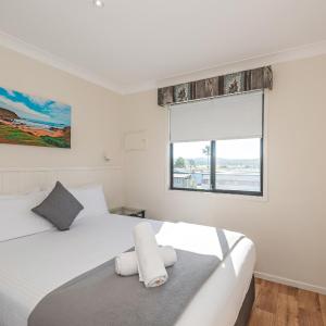 Superior Riverfront 2 Bedroom Villa - Not Pet Friendly 