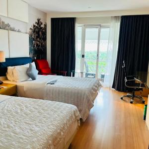 Club level, Guest room, 2 Twin, City view with 10% F & B discount
