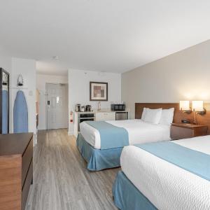 Queen Room with Two Queen Beds and Kitchenette - Dog Friendly