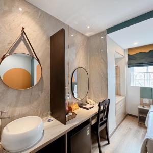 Premium Twin Room with Window
