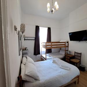 Quadruple Room with Private Bathroom