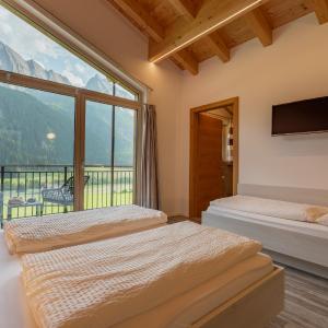 Apartment with Mountain View