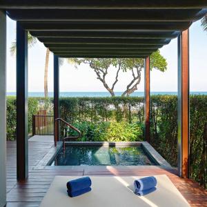 1 Bedroom Suite, 1 King, Beach front access, Garden access, Whirlpool