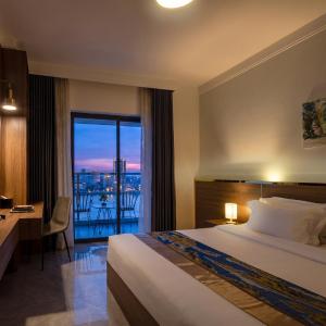 Deluxe King Balcony River View 