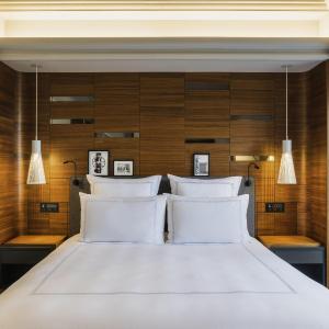 Deluxe King Suite with Lounge Access