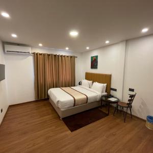 Queen Room with Spa Bath