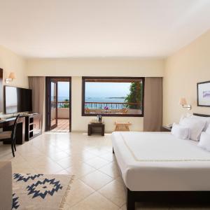 Premium Suite With Sea View - West Bay (Adults Only 16+)