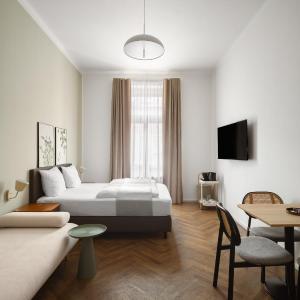 Queen Room with day bed