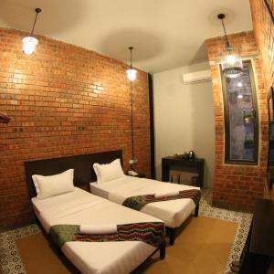 Twin Room with Shared Bathroom