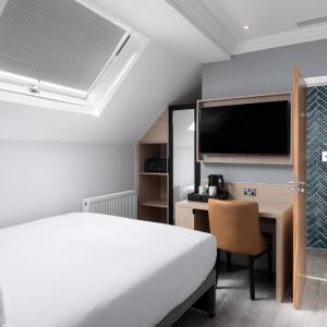 Queen Compact Room