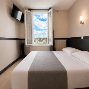 Standard Double Room with Shared Bathroom