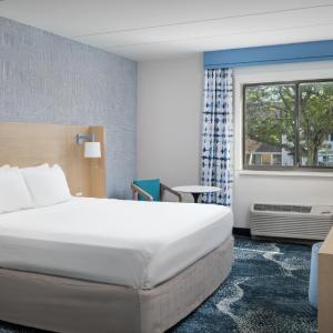 King Room with Roll-In Shower - Disability Access