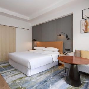 Club King Room