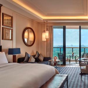 Deluxe Golf View Room, Guest room, 1 King, Golf view