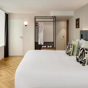 Junior Suite with Eiffel Tower View