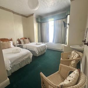 Standard Twin Room with Shared Bathroom