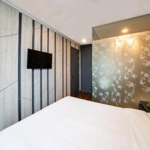 Three-Bedroom Apartment with Balcony