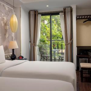 Junior Suite Twin Room with Balcony
