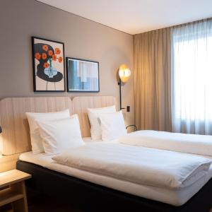 Master Suite with access to lounge "Living Room"