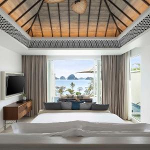 Premium Ocean Pool Suite King