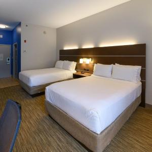Standard Queen Room with Two Queen Beds and Tub - Mobility/Communications Accessible