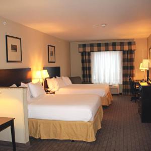 Standard Queen Room with Two Queen Beds and Tub - Communications Accessible