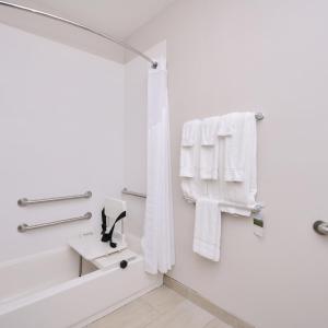 Standard Queen Room with Two Queen Beds and Mobility Accessible Tub