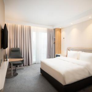 Standard Queen Room with Extra Floor Space - Accessible